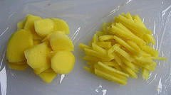 Sliced and julienned ginger for freezing