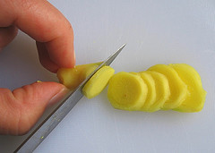 Cutting ginger for freezing