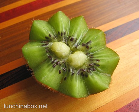 How to make zig-zag kiwi fruit