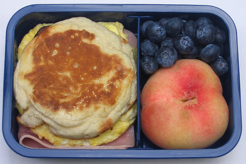 English muffin sandwich and fruit lunch ãŠå¼å½“